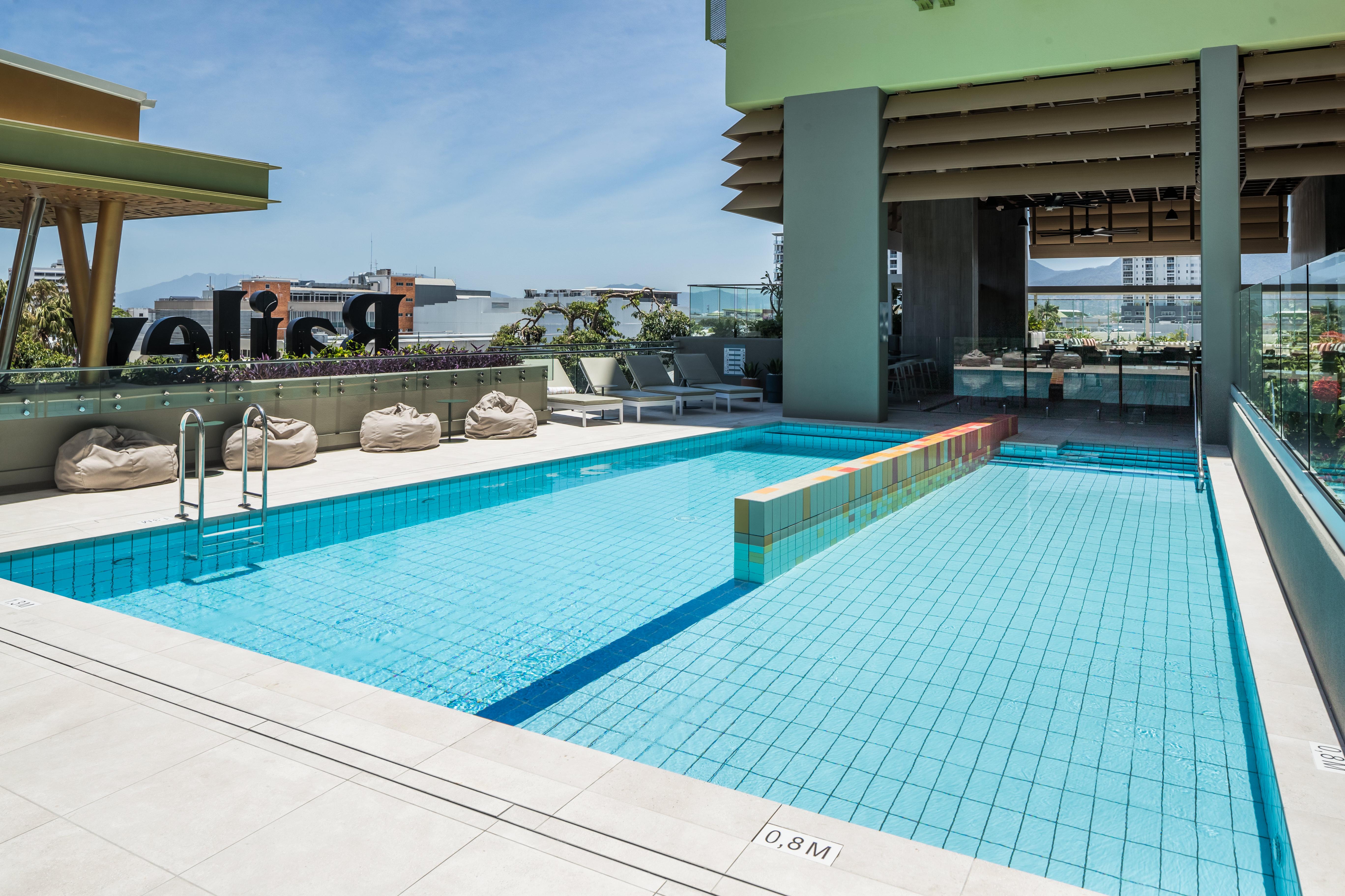 Crystalbrook Bailey Otel Cairns Dış mekan fotoğraf The rooftop pool at the hotel