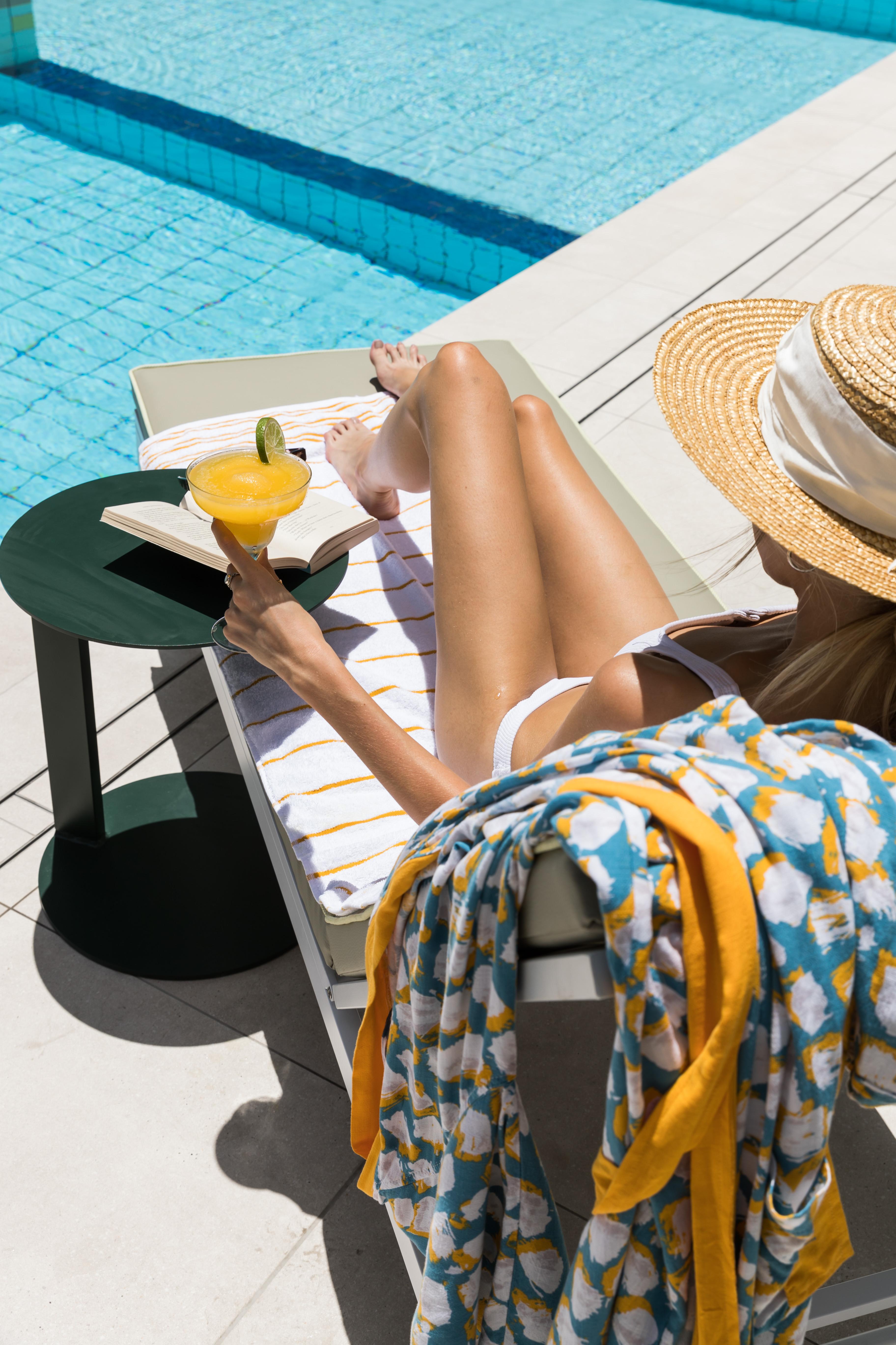 Crystalbrook Bailey Otel Cairns Dış mekan fotoğraf A woman sunbathing