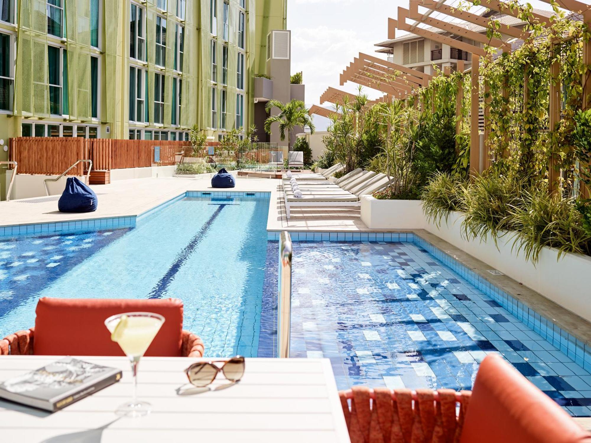 Crystalbrook Bailey Otel Cairns Dış mekan fotoğraf The pool at the hotel