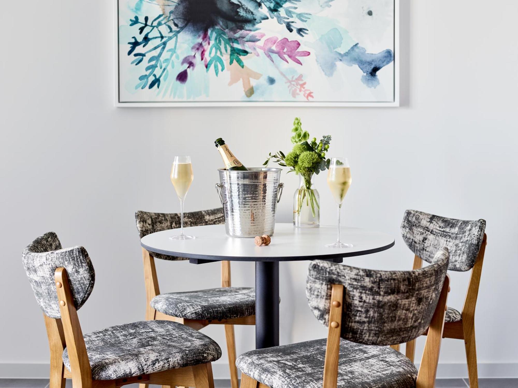 Crystalbrook Bailey Otel Cairns Dış mekan fotoğraf A dining room with a table and chairs