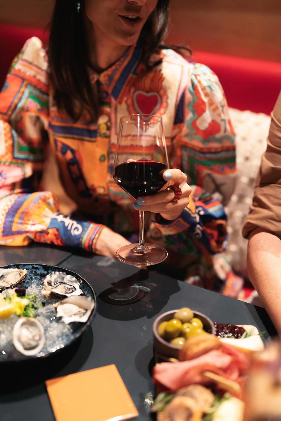 Crystalbrook Bailey Otel Cairns Dış mekan fotoğraf A glass of red wine