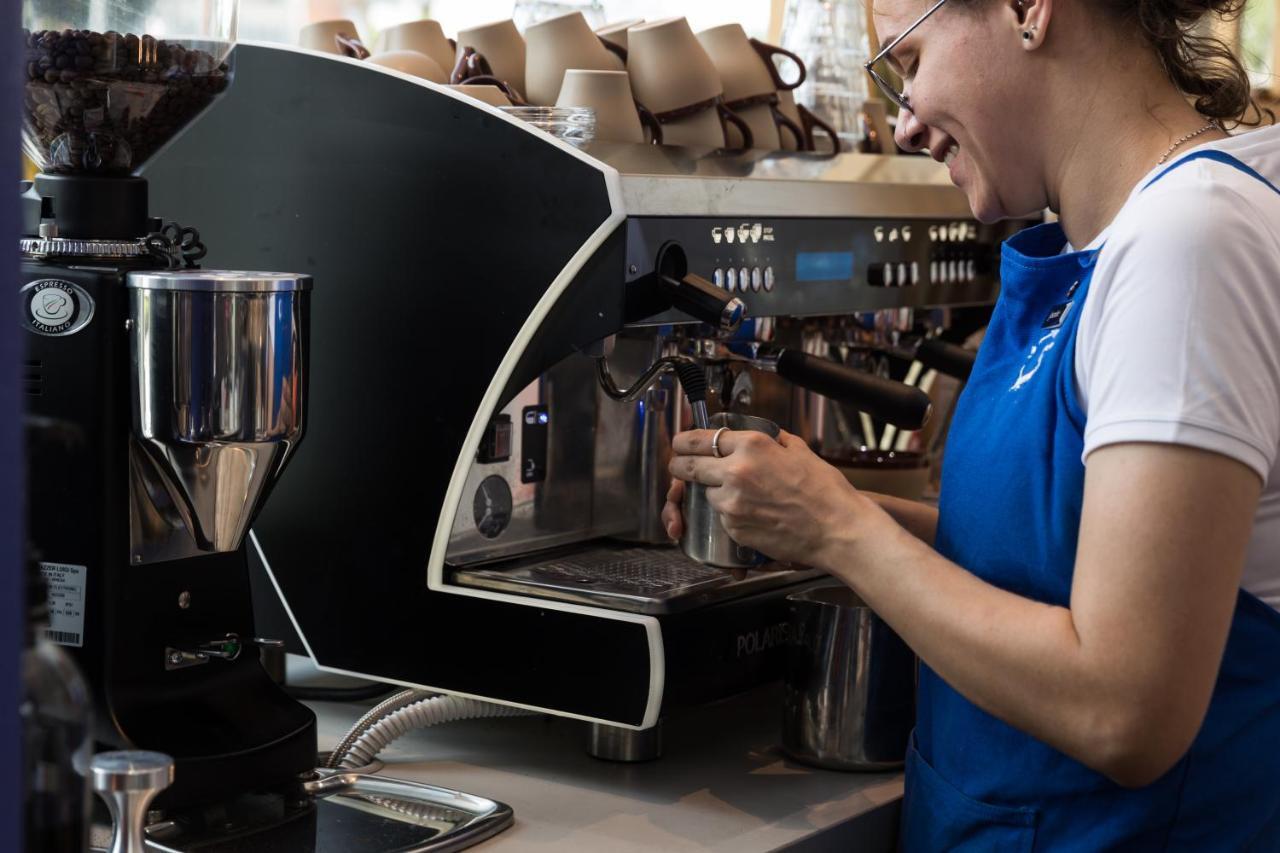 Crystalbrook Bailey Otel Cairns Dış mekan fotoğraf A barista making coffee